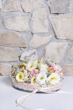 Eustoma, gül ve karanfil çiçek çiçek aranjmanı