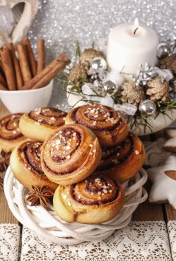 Kanelbulle - İsveç tarçın Noel ortamda alır.