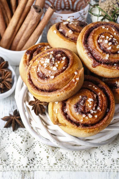 Kanelbulle - rollos de canela sueca en el ajuste de Navidad —  Fotos de Stock