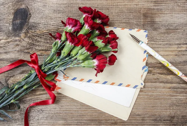 Zestaw starych listów i bukiet kwiatów Goździk czerwony — Zdjęcie stockowe