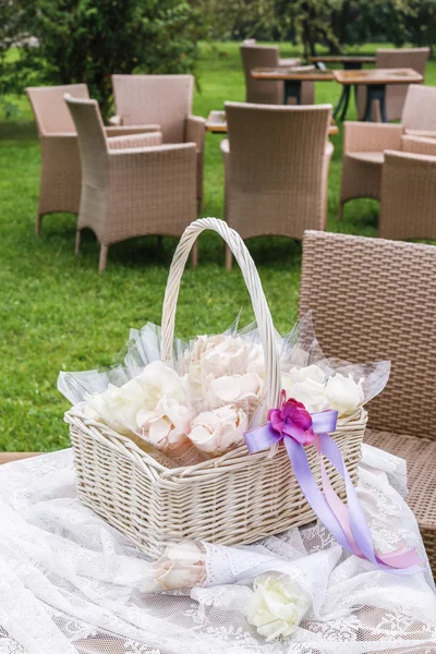 Rosenblätter in Papierhornissen. Hochzeitskonfetti. — Stockfoto