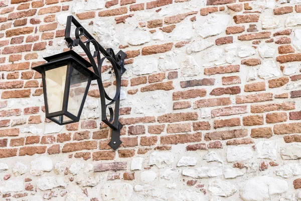 Lanterna preta de aço pesado em uma parede de tijolo — Fotografia de Stock