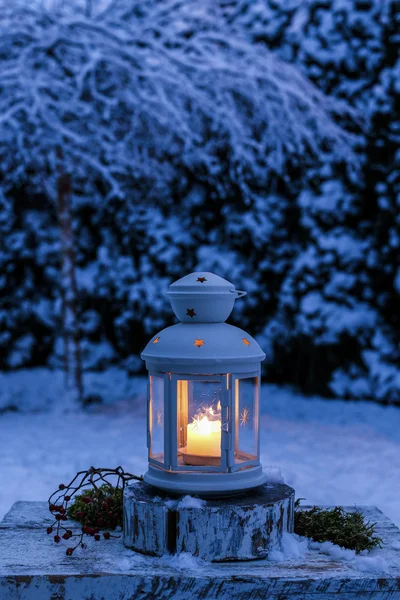 Lanterna in giardino, sera d'inverno — Foto Stock