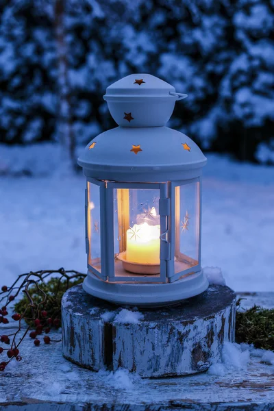 Lantern in garden, winter evening — Stock Photo, Image