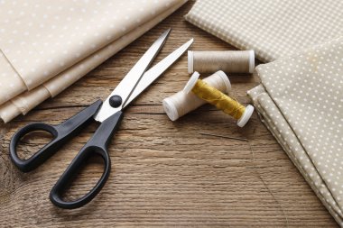 Kumaş ve ahşap masa üzerinde konu