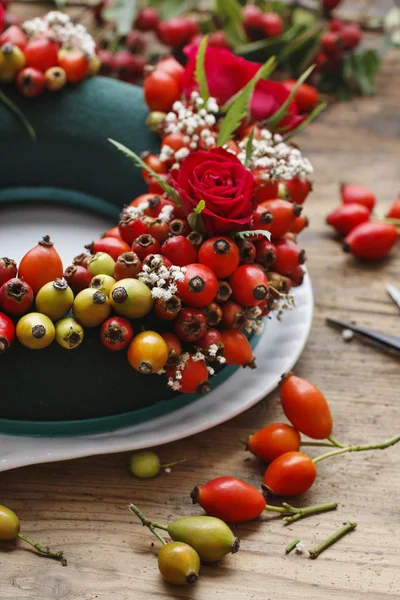 Steps of making door wreath with rose hip, hawthorn and rowan be — Stock Photo, Image