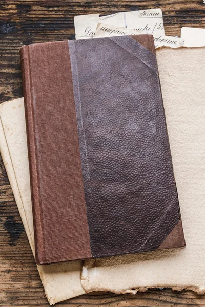 Старая книга в твердом переплете и старинные письма — стоковое фото