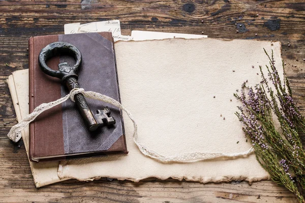 Llave de hierro vintage, libro viejo y cartas secretas — Foto de Stock