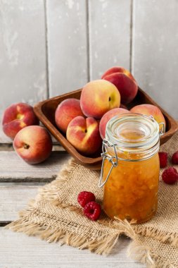 Şeftali reçeli ve şeftali rustik ahşap masa üzerinde kase