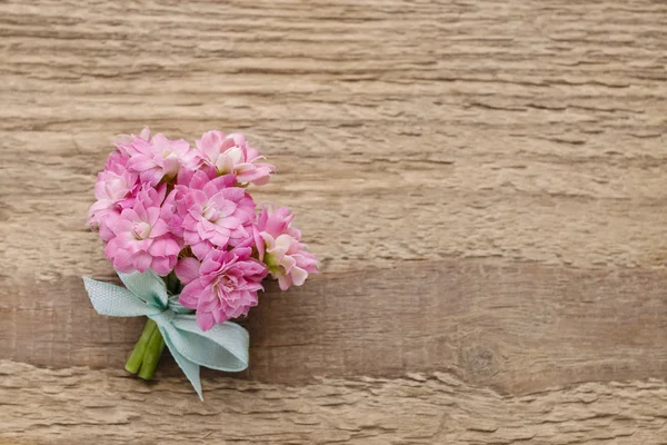 Beautiful tiny bouquet of pink kalanchoe blossfeldiana flowers o — Stock Photo, Image