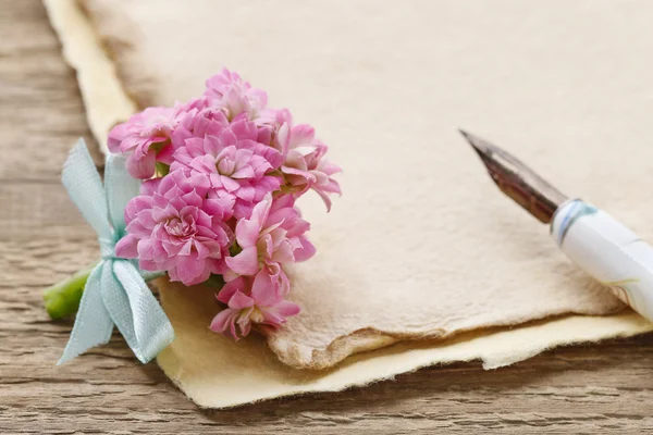 Mooie kleine boeket van roze kalanchoe blossfeldiana bloemen o — Stockfoto