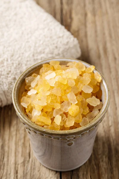 Bowl of yellow sea salt — Stock Photo, Image