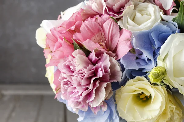 Blumenstrauß in silberner Gießkanne — Stockfoto