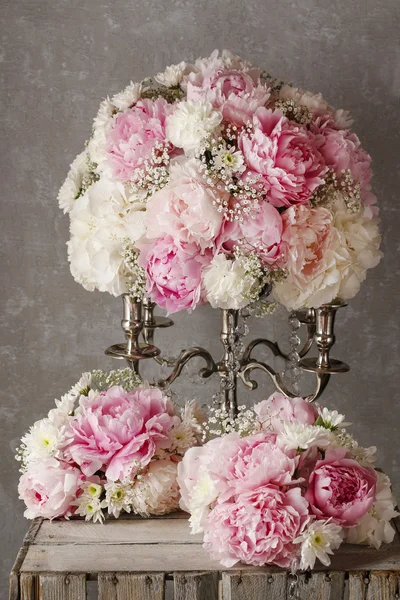 Arranjo floral com peônias rosa, crisântemos brancos e g — Fotografia de Stock