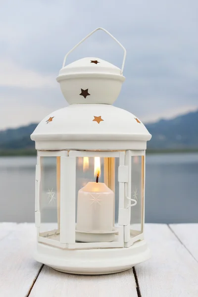 Lanterna junto ao lago. Bela paisagem — Fotografia de Stock
