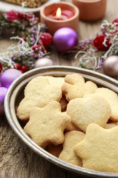 Vánoční cukroví ve tvaru hvězdy a srdce — Stock fotografie