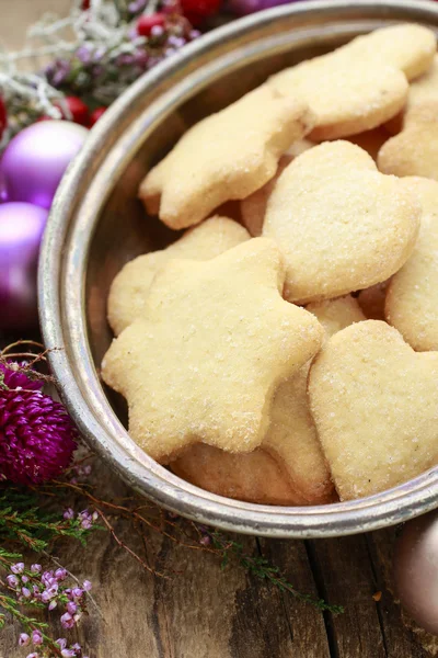 Noel kurabiyeleri yıldız ve kalp şeklinde — Stok fotoğraf