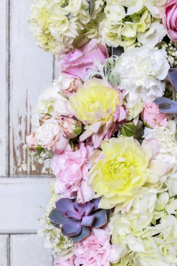 Gül, yıldız çiçeği, HORTENSIA ve carnat ile romantik çiçek süsleme