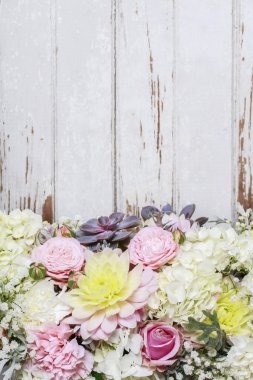Gül, yıldız çiçeği, HORTENSIA ve carnat ile romantik çiçek süsleme