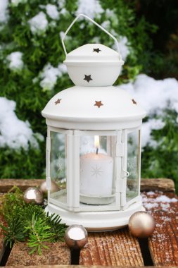 Noel süslemeleri kış bahçesinde