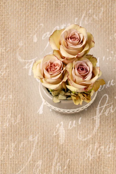 Arranjo floral com rosas — Fotografia de Stock