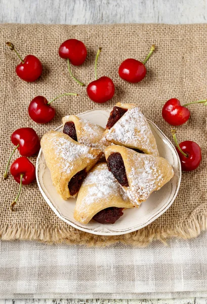 Kex fyllt med cherry jam — Stockfoto