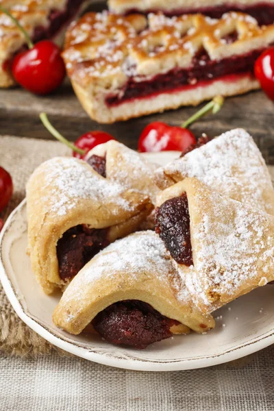 Biscuits filled with cherry jam — Stock Photo, Image