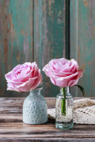 Beautiful pink roses, wooden background — Stock Photo, Image