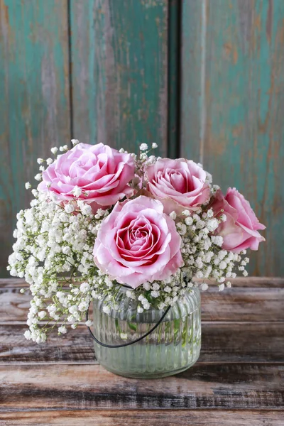 Hermosas rosas rosadas, fondo de madera —  Fotos de Stock
