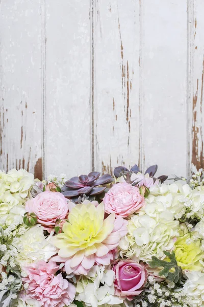 Gül, yıldız çiçeği, HORTENSIA ve carnat ile romantik çiçek süsleme — Stok fotoğraf