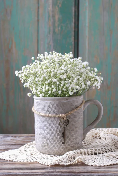 ベイビーズブレス (ヤツデ シュッコンカスミソウ) 灰色の陶製の花瓶 — ストック写真