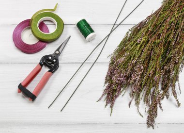İş yerinde çiçekçi: heather (erica) kapı yapma adımları çelenk içinde 