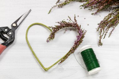 İş yerinde çiçekçi: heather (erica) kapı yapma adımları çelenk içinde 