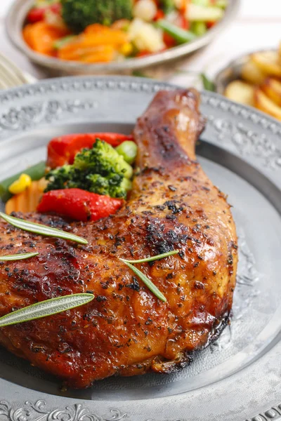 Roasted chicken with vegetables — Stock Photo, Image