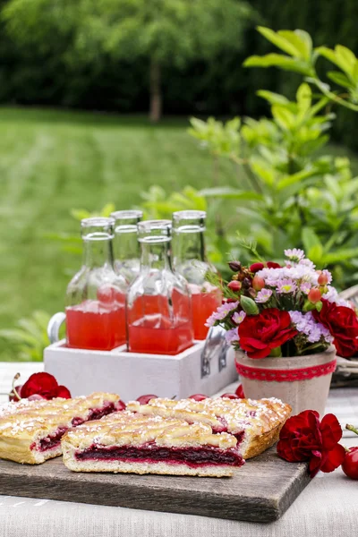 Cherry pie and cherry juice. Garden party — Stock Photo, Image