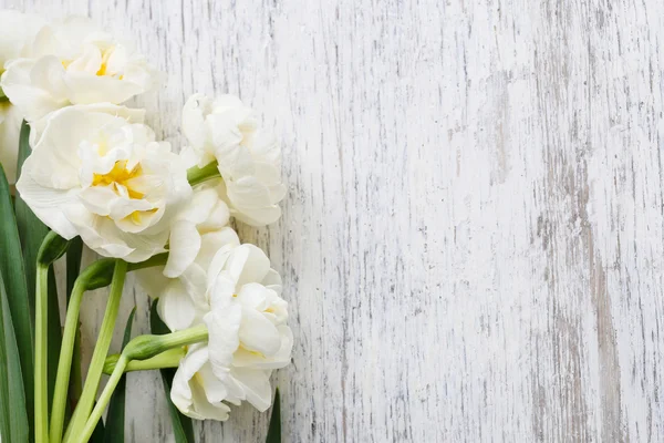 White narcissus flowers on wood — Zdjęcie stockowe