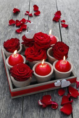 Gül ve ahşap kutusunda kokulu mum romantik dekorasyon