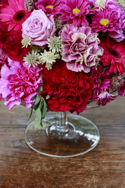 Blomsterarrangemang med gerbera — Stockfoto