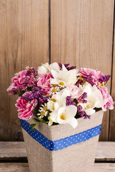 Boeket van anjers en fresia's bloemen — Stockfoto