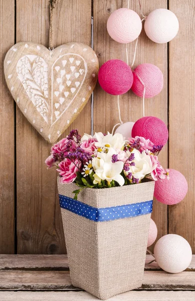 Bouquet di garofani e fiori di fresia — Foto Stock