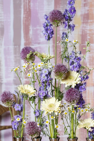 Floral arrangement with delphinium and gerbera flowers — Stock Photo, Image