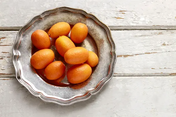 Kumquats maduros sobre fondo de madera — Foto de Stock