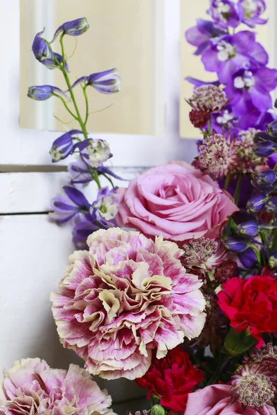 Blumenschmuck mit rosa Rosen, Nelken und Delphinblüten — Stockfoto