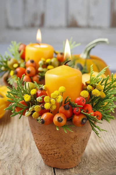 Belle décoration avec bougie et plantes d'automne . — Photo