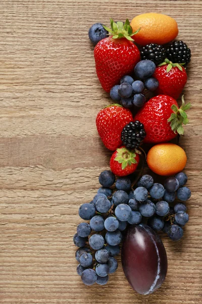 Fragole, mirtilli, more, uva e kumquat su — Foto Stock