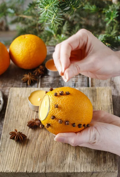 How to make orange pomander ball with candle — Stock Photo, Image