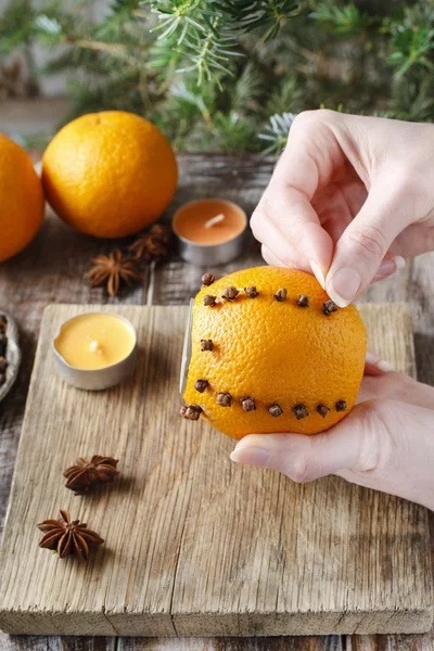 How to make orange pomander ball with candle — Stock Photo, Image