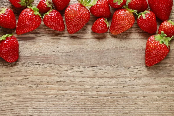 Fresh strawberries on wood — Stock Photo, Image