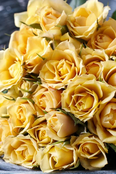 黄玫瑰背景 — 图库照片