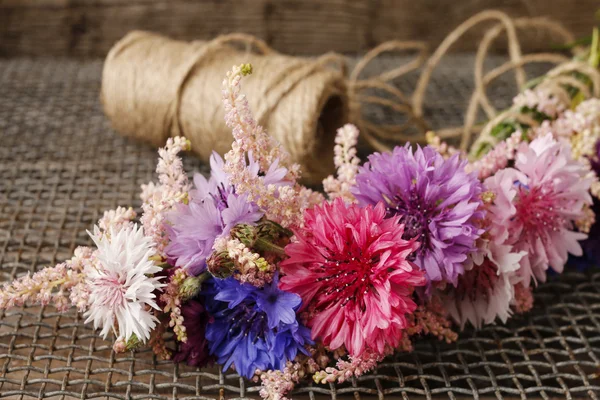 Květinářství v práci. Jak si vyrobit věnec s divokými květy. — Stock fotografie
